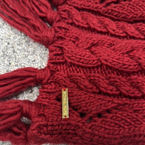 Michael Kors Elegant Red Knit Scarf - Picture 3 of 4